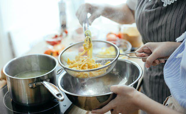 ilustrasi proses memasak spageti tulang (pexels.com/Katerina Holmes)