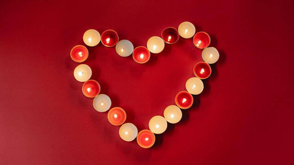 ilustrasi lilin yang ditata rapi membentuk love (pexels.com/Michelle Leman)