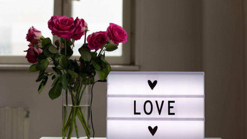 ilustrasi lampu diy dari kertas tulisan love (pexels.com/Monstera Production)