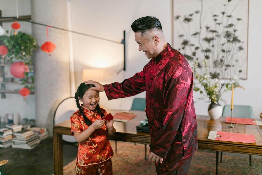 Kenapa Imlek Identik Pakai Baju Merah? Ini Asal-usulnya