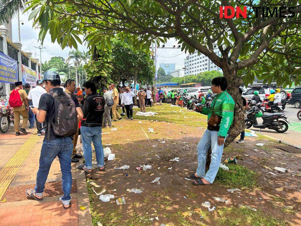 Sampah - sampah plastik usai demo APDESI, 6 Februari 2024 (IDN Times/Irsan Rufai)