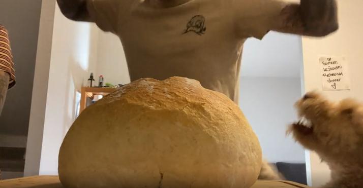 potret lucu roti berukuran super jumbo (reddit.com/lindafromevildead)