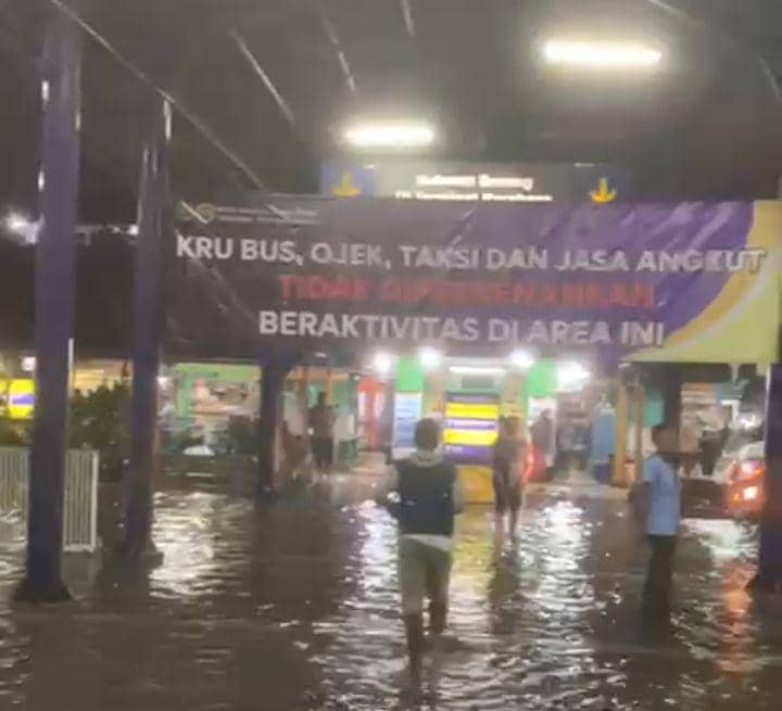 Hujan Deras,  Terminal Bungurasih dan Sekitarnya Tergenang Air