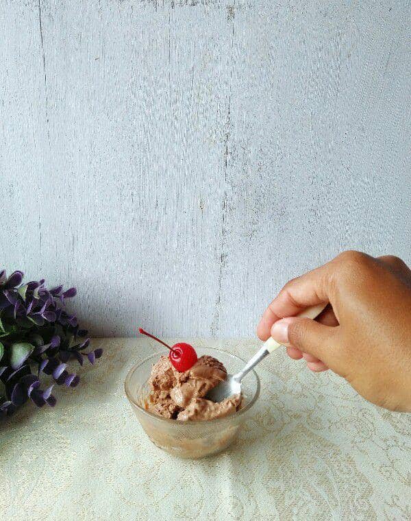 es krim ekonomis rasa cokelat dengan hiasan ceri di atasnya (dok. pribadi/Diar Adhihafsari)