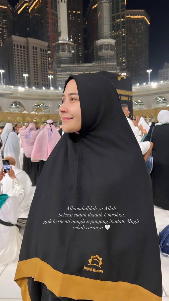 potret Prilly Latuconsina di depan Ka'bah (instagram.com/prillylatuconsina96)