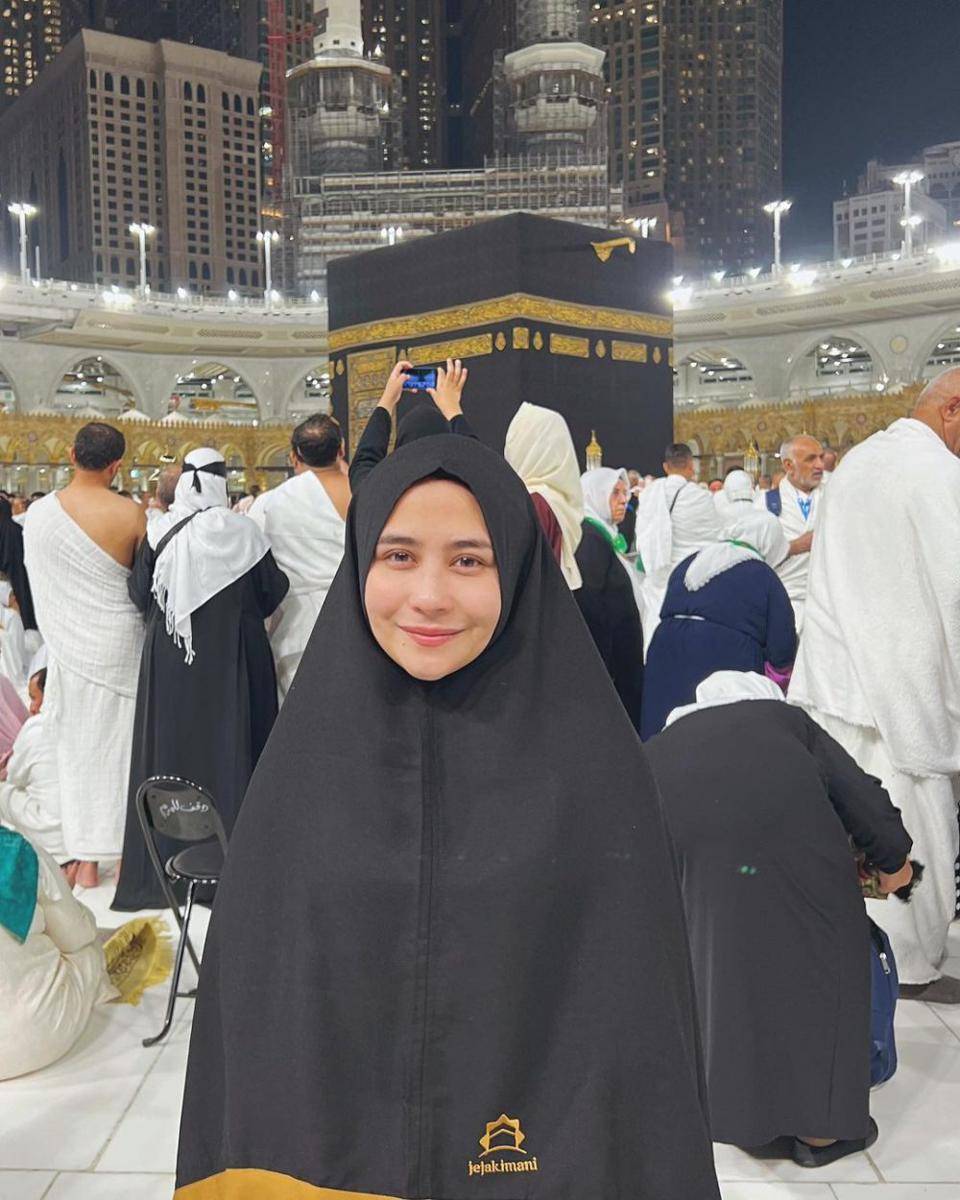 potret Prilly Latuconsina di depan Ka'bah (instagram.com/prillylatuconsina96)