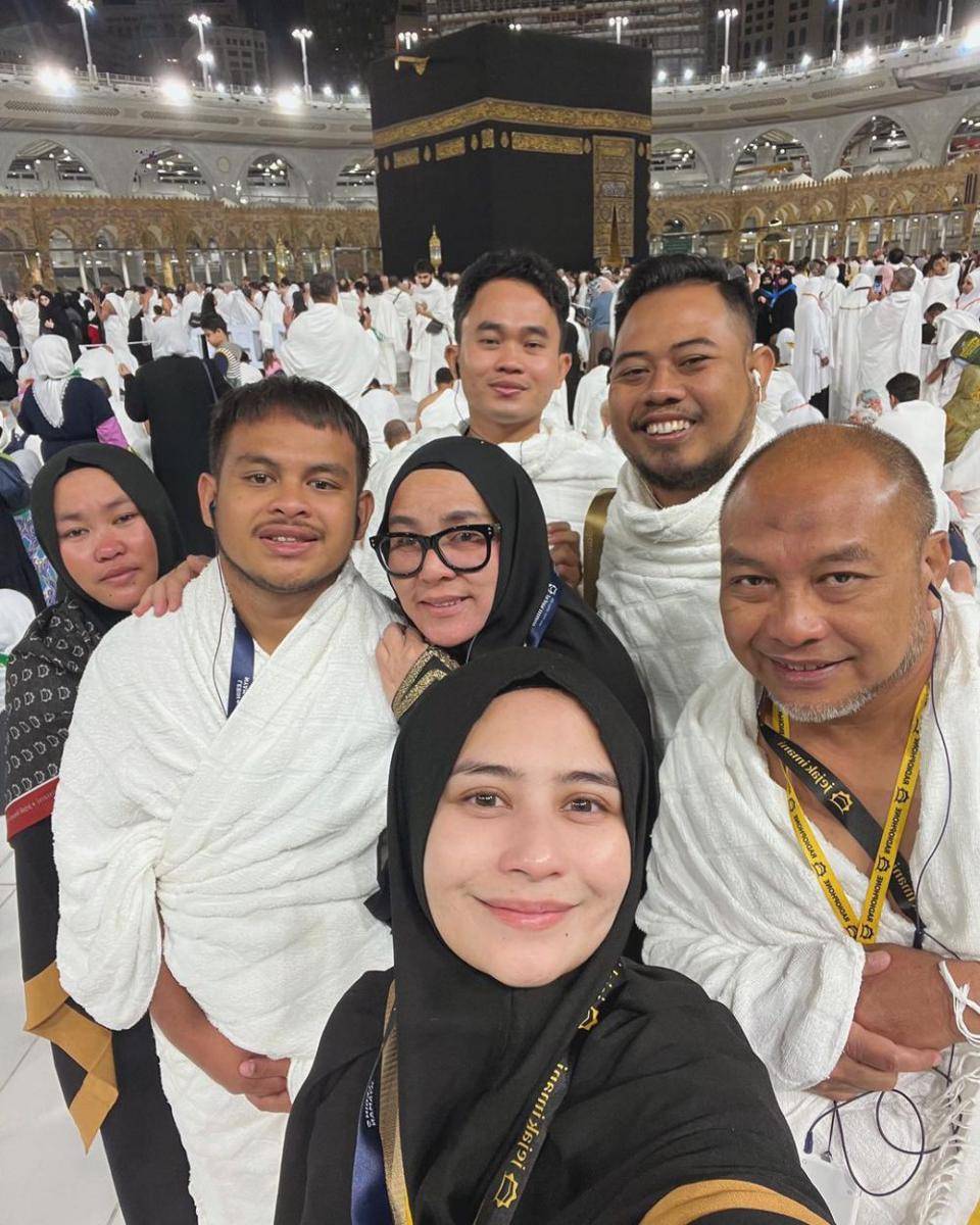 potret Prilly Latuconsina di depan Ka'bah (instagram.com/prillylatuconsina96)