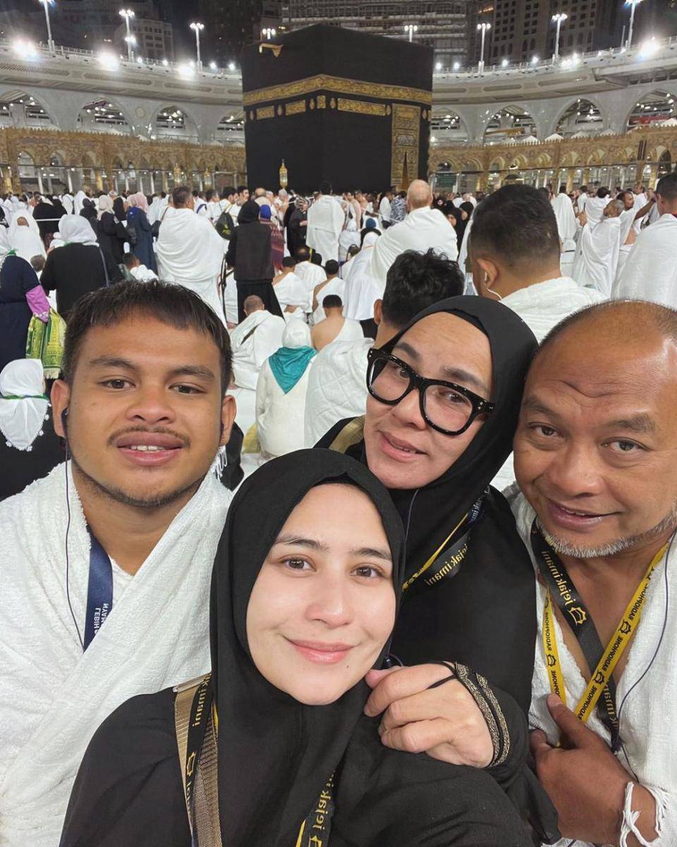 potret Prilly Latuconsina di depan Ka'bah (instagram.com/prillylatuconsina96)