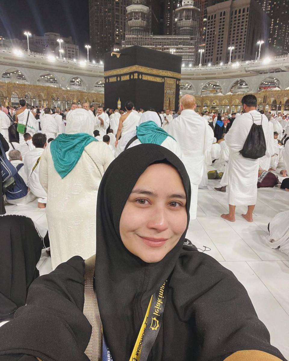 potret Prilly Latuconsina di depan Ka'bah (instagram.com/prillylatuconsina96)
