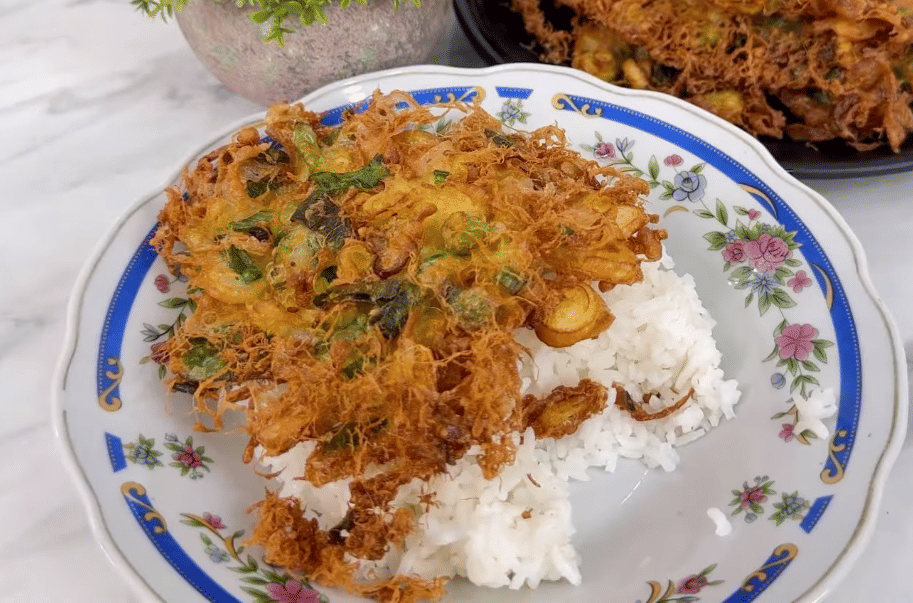 Ilustrasi telur dadar kriwil krispi. (YouTube.com/Ika Mardatillah)