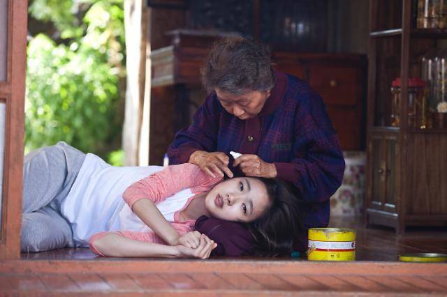 cuplikan Kim Go Eun dan Youn Yuh Jung di film Canola (dok. Korean Film Council/Canola)
