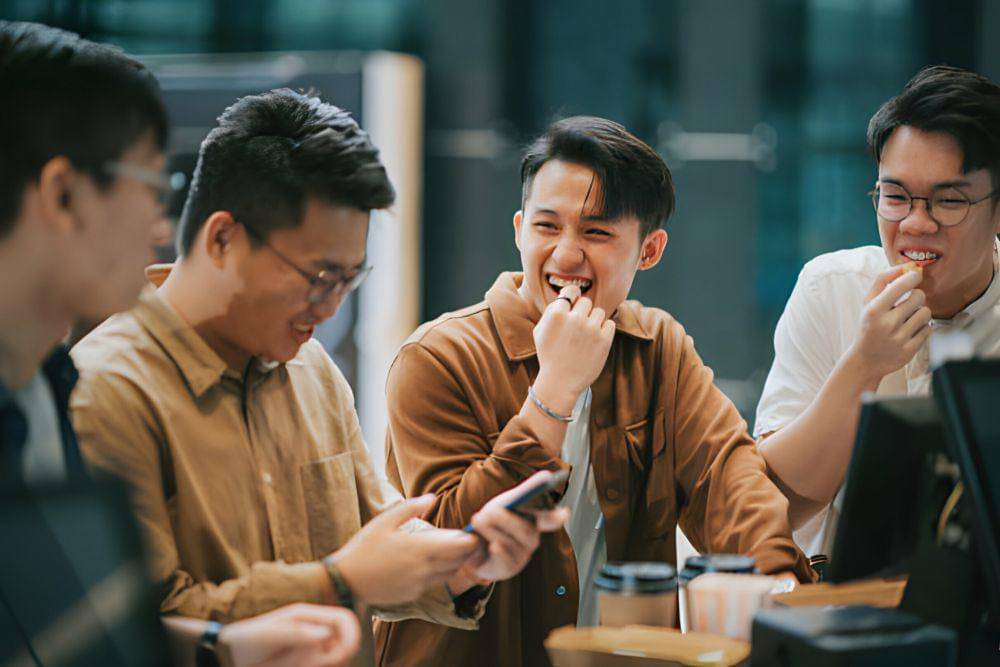 ilustrasi sekumpulan pria menghabiskan hari Valentine bersama (istockphoto.com/Edwin Tan)
