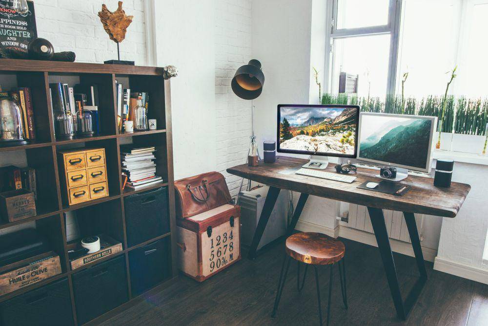 desain ruang kerja yang space saving (unsplash.com/Vadim Sherbakov)
