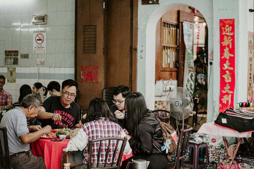ilustrasi makan bersama (unsplash.com/Wan San Yip)