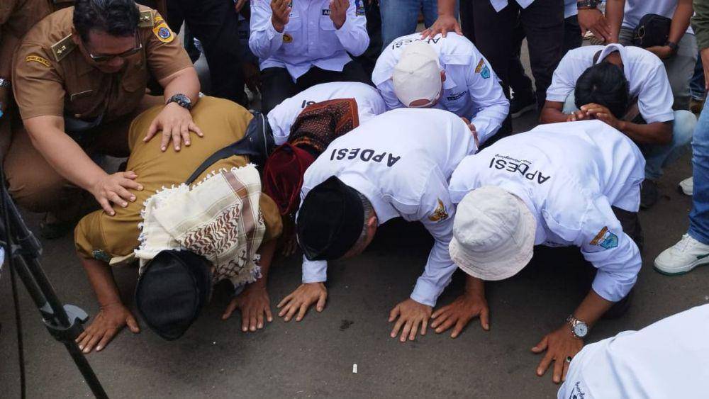 Massa APDESI Bersujud Usai Revisi UU Desa Diterima
