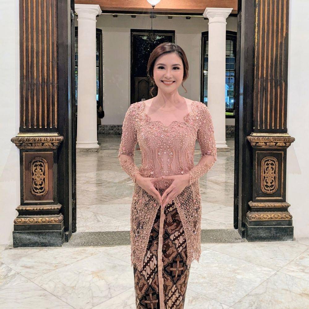 kebaya Zilvia Iskandar (instagram.com/zilviaiskandar)