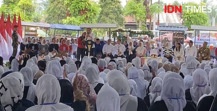 Presiden Joko Widodo menghadiri penerima manfaat Permodalan Nasional Madani di Lapangan Lima Puluh Batu Bara (IDN Times/Indah Permata Sari)