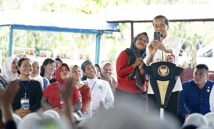 Sri Hartati berfoto bersama Presiden Joko Widodo saat acara PNM di Lapangan Lima Puluh, Batu Bara, Sumut (Dok. Tim PNM)