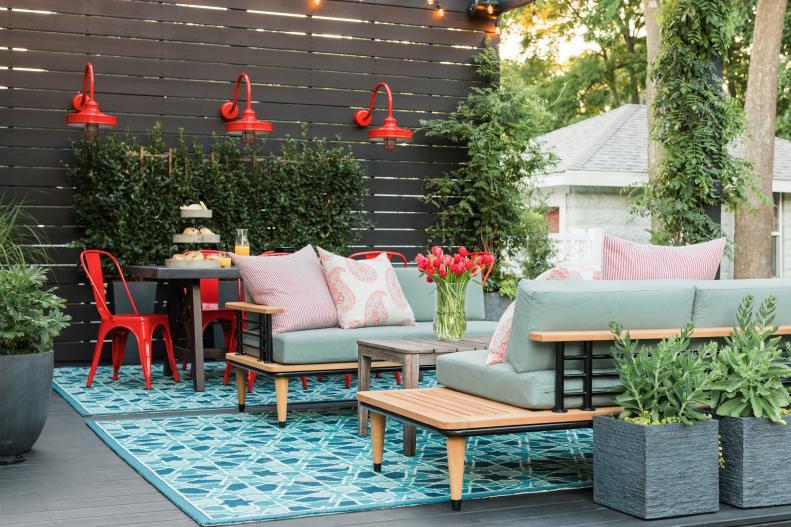 Dek dengan furnitur outdoor (hgtv.com)