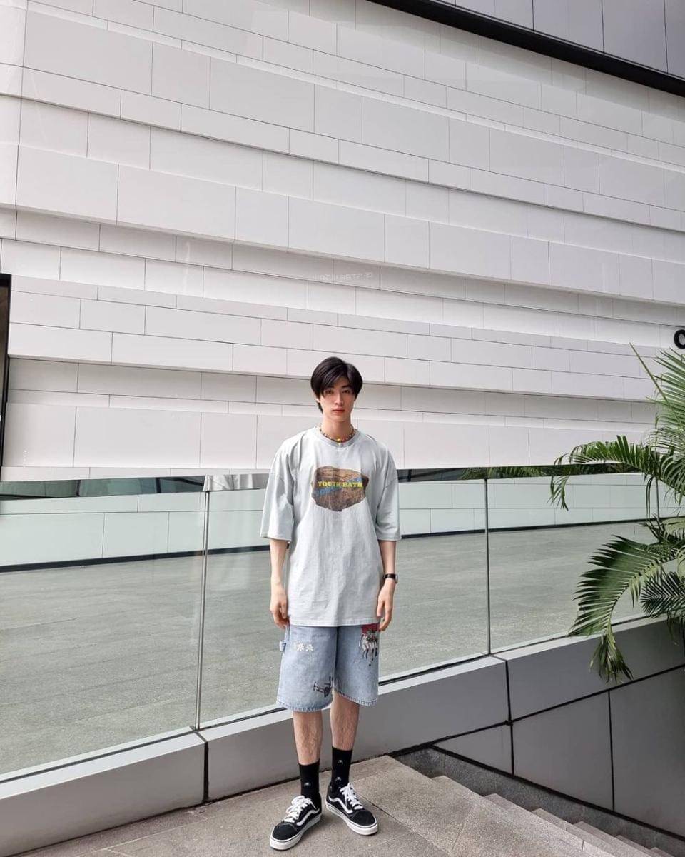 ide mix and match celana pendek ala Blue Pongtiwat (instagram.com/blue_pongtiwat)