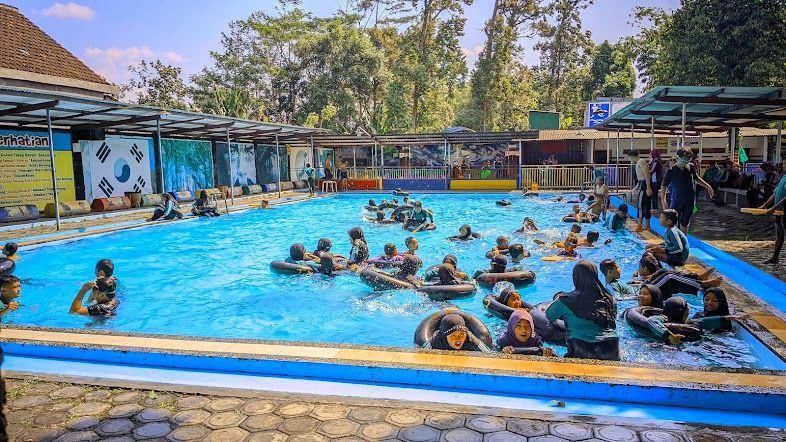 Kolam Ria Tirta Ngasem. Google Maps/ Rochman Chamim