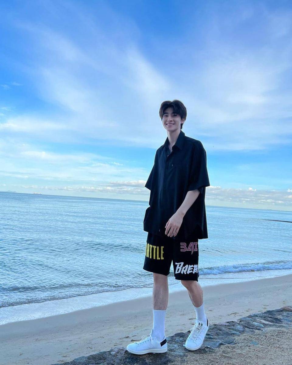 ide mix and match celana pendek ala Blue Pongtiwat (instagram.com/blue_pongtiwat)