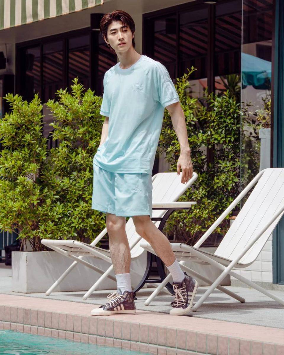 ide mix and match celana pendek ala Blue Pongtiwat (instagram.com/blue_pongtiwat)