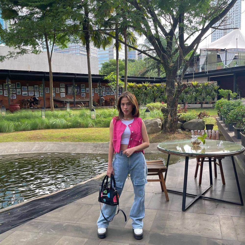 inspirasi outfit hang out ala Adhisty Zara (instagram.com/zaraadhsty)