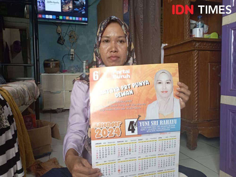 Yuni Sri Rahayu (41), pekerja rumah tangga (PRT) maju sebagai calon anggota DPRD DKI Jakarta saat ditemui di Kebayoran Baru, Jakarta Selatan, Rabu (7/2/2024). (IDN Times/Dini Suciatinigrum)