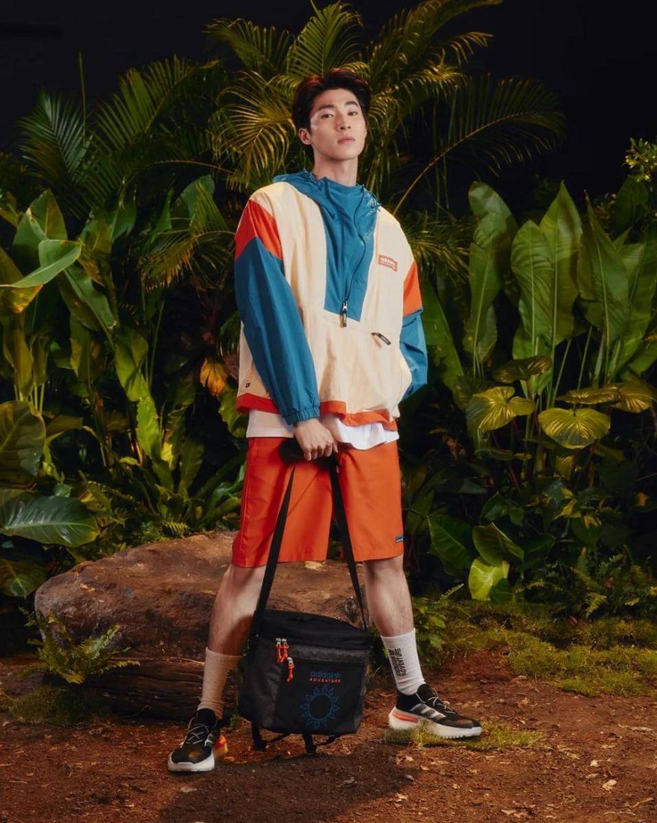 ide mix and match celana pendek ala Blue Pongtiwat (instagram.com/blue_pongtiwat)