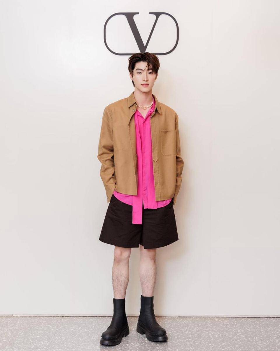 ide mix and match celana pendek ala Blue Pongtiwat (instagram.com/blue_pongtiwat)