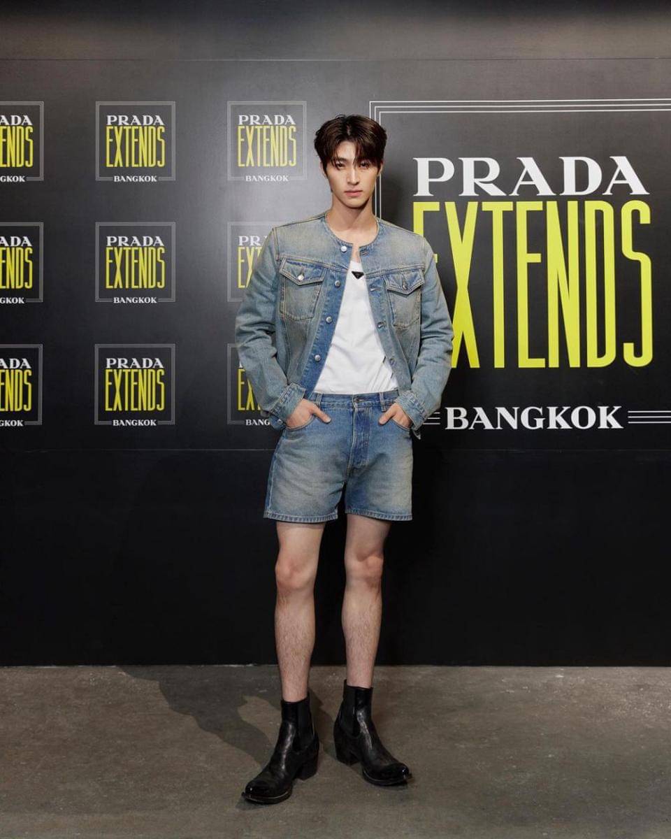 ide mix and match celana pendek ala Blue Pongtiwat (instagram.com/blue_pongtiwat)