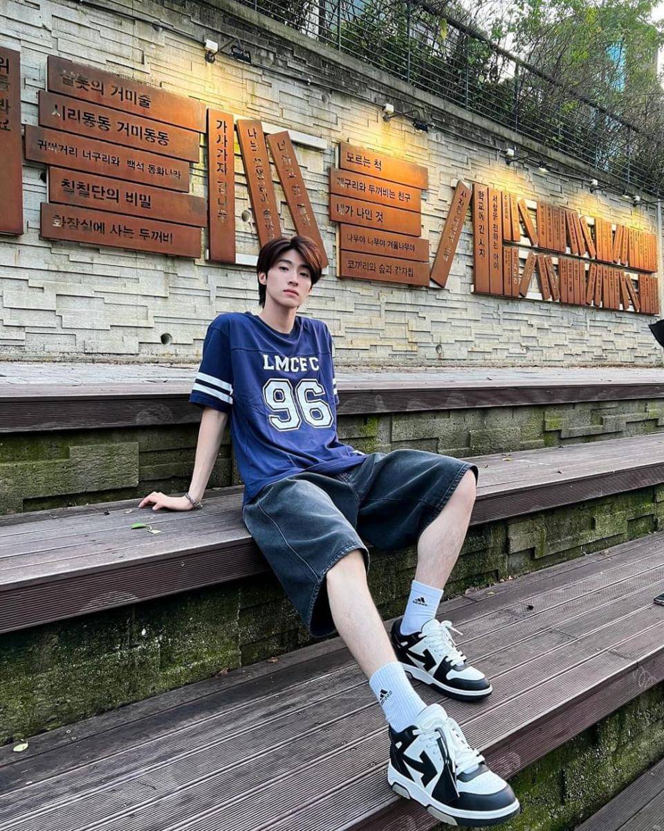 ide mix and match celana pendek ala Blue Pongtiwat (instagram.com/blue_pongtiwat)