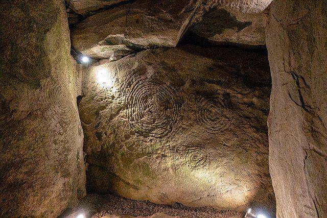 ilustrasi bagian dalam pada bangunan Newgrange, Irlandia (Wikimedia.org/Kent Wang)