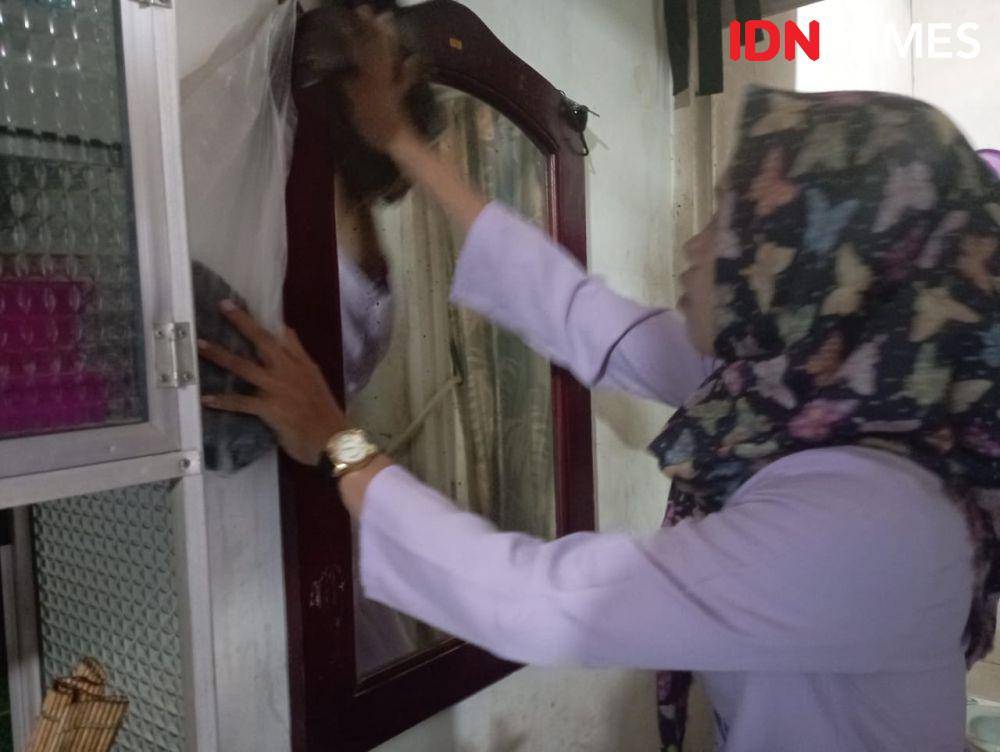 Yuni Sri Rahayu (41), pekerja rumah tangga (PRT) maju sebagai calon anggota DPRD DKI Jakarta saat ditemui di Kebayoran Baru, Jakarta Selatan, Rabu (7/2/2024). (IDN Times/Dini Suciatinigrum)