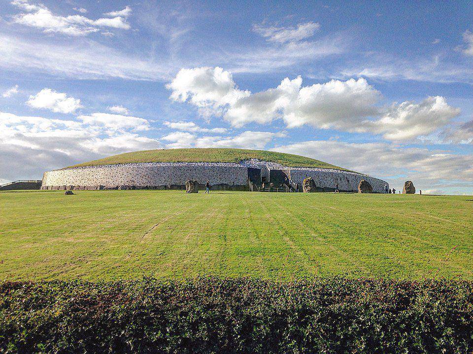 ilustrasi bangunan Newgrange, Irlandia (Wikimedia.org/Tjp finn)