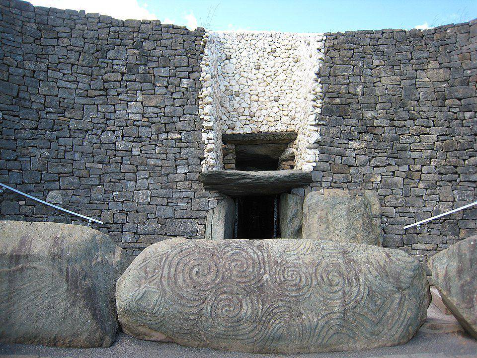 ilustrasi ukiran pada bangunan Newgrange, Irlandia (Wikimedia.org/Bea y Fredi)