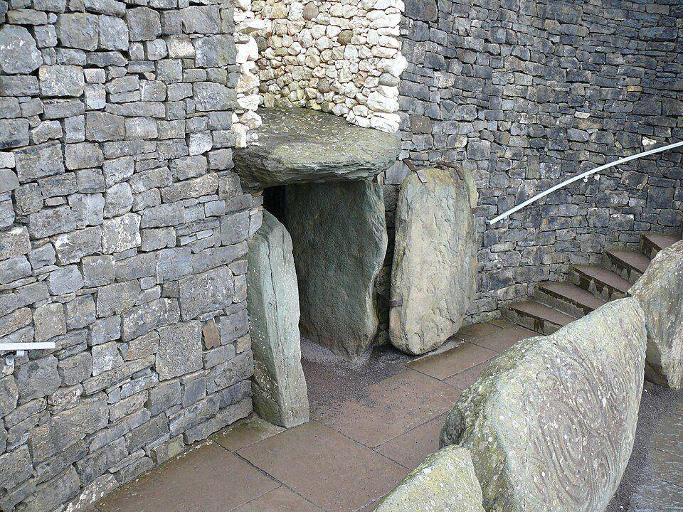 ilustrasi pintu masuk pada bangunan Newgrange, Irlandia (Wikimedia.org/Aligatorek)