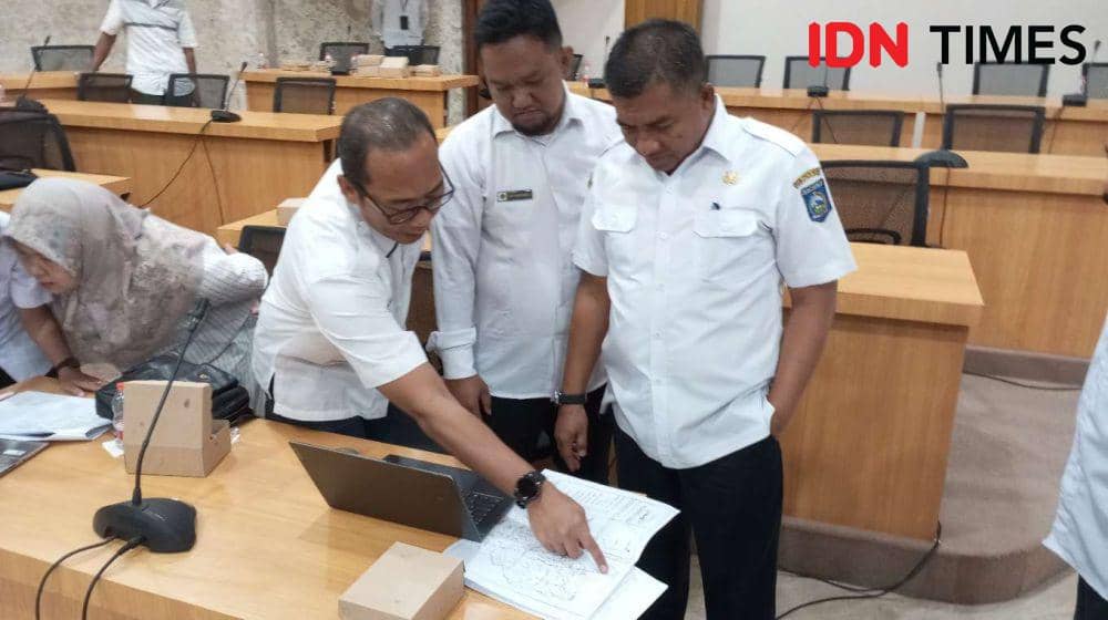 Penjabat Sekda NTB Ibnu Salim memfasilitasi Pemda Lobar dan Loteng terkait sengketa tapal batas wilayah di Kantor Gubernur NTB, Rabu (7/2/2024). (IDN Times/Muhammad Nasir)