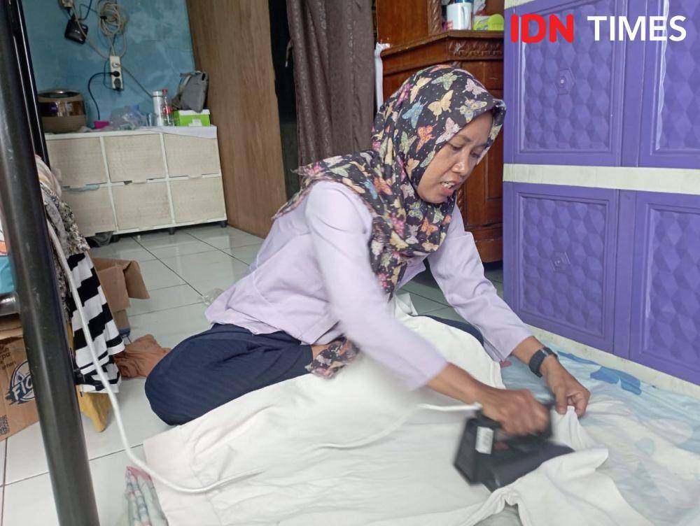 Yuni Sri Rahayu (41), pekerja rumah tangga (PRT) maju sebagai calon anggota DPRD DKI Jakarta saat ditemui di Kebayoran Baru, Jakarta Selatan, Rabu (7/2/2024). (IDN Times/Dini Suciatinigrum)