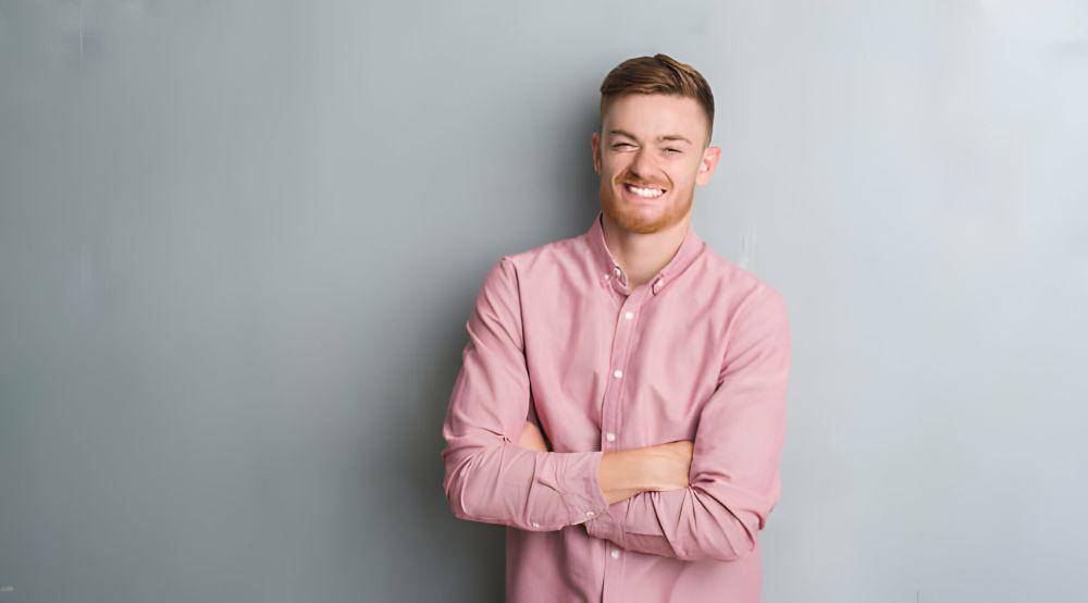 ilustrasi pria mengenakan baju warna pastel (istockphoto.com/AaronAmat)
