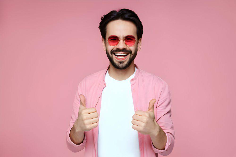 ilustrasi pria mengenakan kemeja pink dengan kaos putih (istockphoto.com/Davidovici)