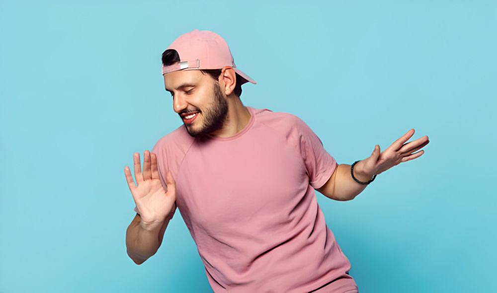 ilustrasi pria mengenakan kaos dan topi warna pink (istockphoto.com/Davidovici)