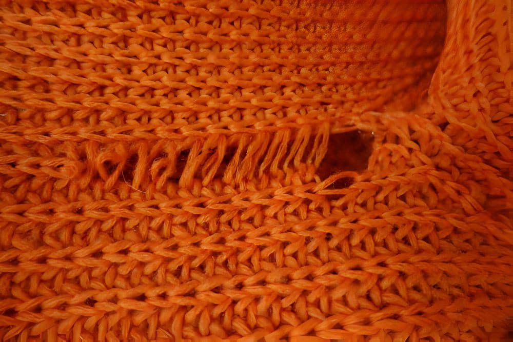 ilustrasi lubang pada sweater rajut (istockphoto.com/apugach)