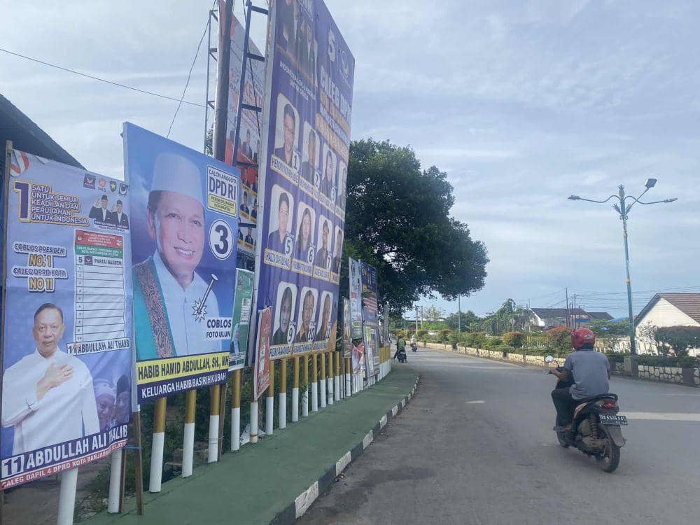 Alat peraga kampanye yang di pasang di median jembatan di Banjarmasin Selatan.
