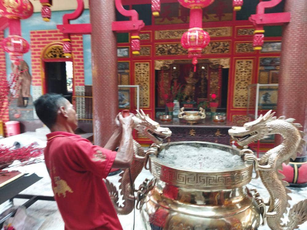 Perawatan Klenteng Eng An Kiong Malang jelang Imlek 2024. (IDN Times/Rizal Adhi Pratama)
