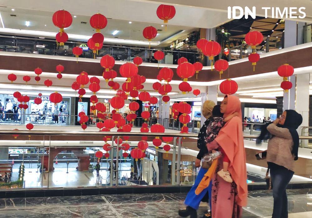 Tradisi Berbagi Angpau Jadi Tuah Pedagang Aksesori Imlek di Palembang