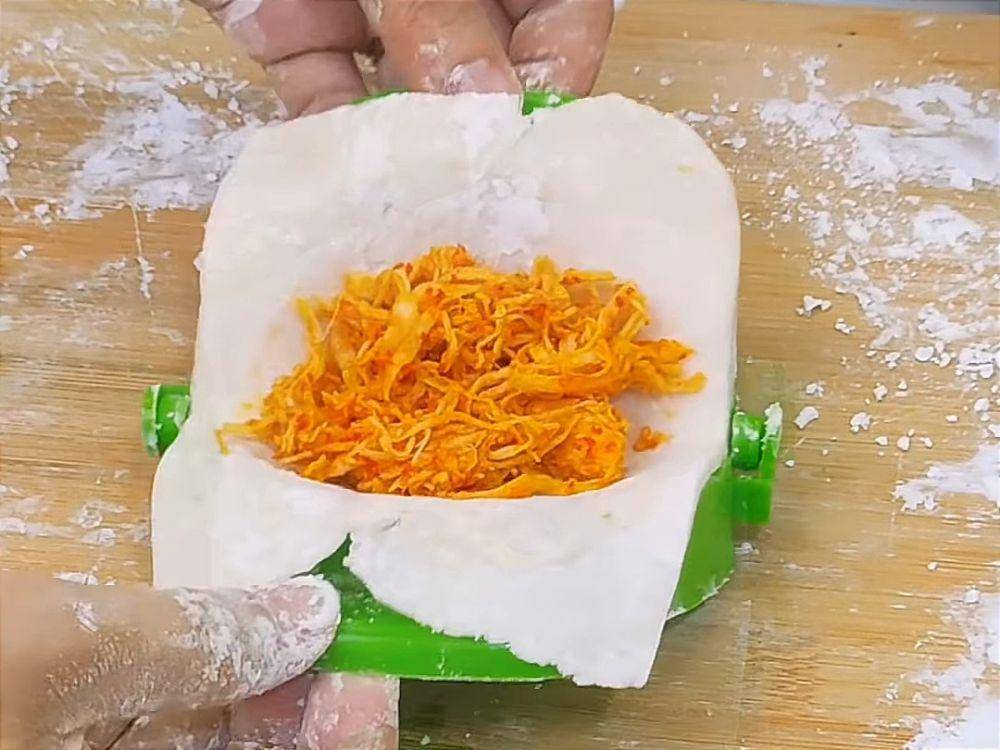 ilustrasi membuat cireng isi ayam suwir mercon (instagram.com/melatianandaa_)
