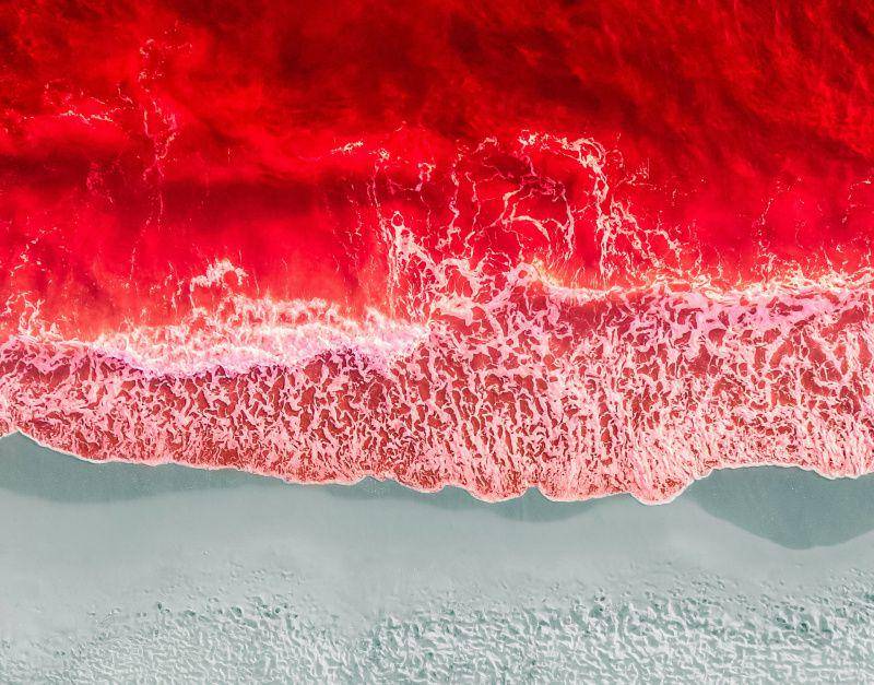 gambar laut yang berwarna merah di Turki (unsplash.com/Efe Yağız Soysal)