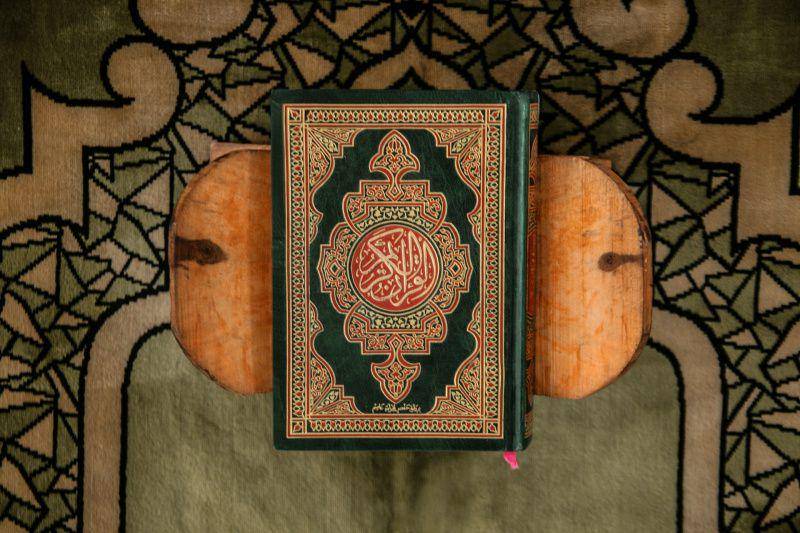 gambar kitab suci Al-Qur'an (unsplash.com/Syed Aoun Abbas)